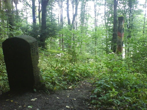 August 2008 2 Grensteine, hinterer ist Grenzstein  DDR - BRD Nähe Eschwege