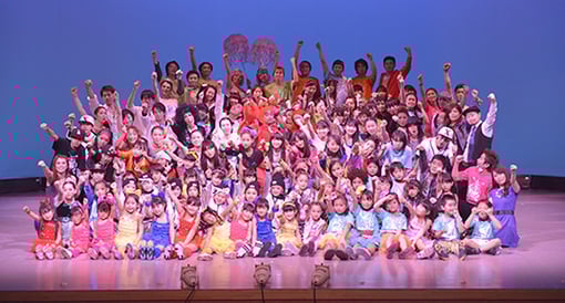 集合写真。100名超の出演者のみんな！！