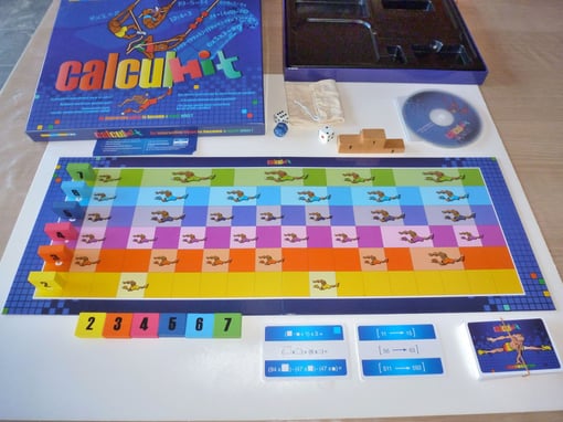 CalculHit, il faut amener son pion sur la ligne d'arrivée et puis encore sauter une fois sur le podium. Il y a 3 gagnants, de cette façon on est valorisé une fois sur 2.