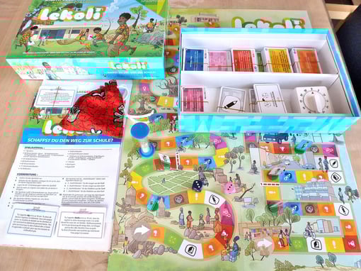 Lekoli: au travers d'épreuves, atteindre le chemin vers l'école, tantôt en ville tantôt à la campagne.