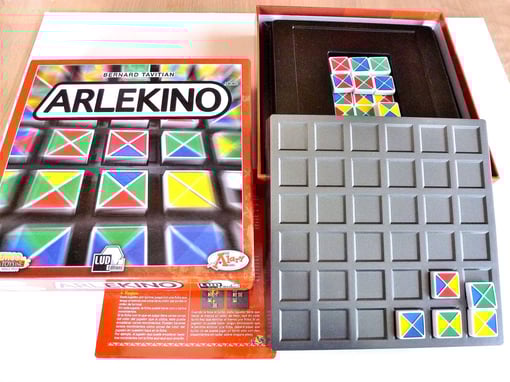 Pour Bernard Tavitian, Arlekino. Le challenge a consisté à optimiser le plateau au niveau du confort de jeu et à obtenir un bon rendu au niveau des tuiles. Le plateau est injecté et puis peint. Les tuiles sont coulées (pas injectées).