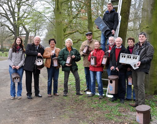 50 Holzbeton-Nistkästen für Vögel und Fledermäuse. Gefördert durch die Lohner Bürgerstiftung wurden sie vom NABU Lohne angeschafft und zumeist im Burgwald Hopen aufgehängt. Der Stiftungsvorstand unter Leitung von H.-G. Niesel (Mitte) überreichte sie hier.