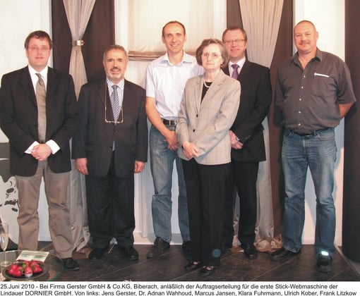 صورة تذكارية بمناسبة إبرام عقد بيع أول نول نسيج مطرز نفاثي هوائي لشركة جيرستر الالمانية لإنتاج الستائر في الصورة من الشمال  ينس جيرستر وعدنان وحود  وماركوس يانزين وكلارا فورمان وأولريش كوبروفرانك ليتسكوف بتاريخ25  حزيران 2010 مدينة بيبراخ في جنوب المانيا