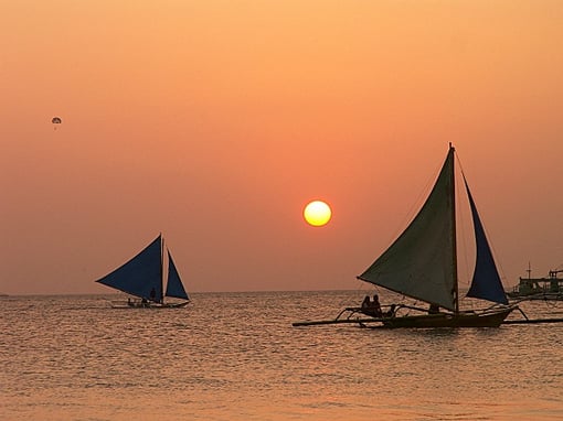 夕日の美しいフィリピン・バラカイ島　ヨット　パラセーリング　世界中からの旅行者で賑わう美しい島