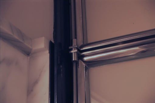 Drehtuerbeschlag aus Nirosta poliert - Foto © Knauer Architekten