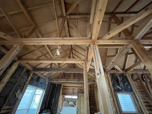 草加市リフォーム　築30年木造住宅　薄い断熱材と隙間だらけの断熱状況