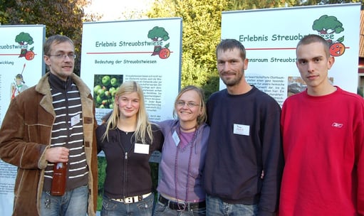 Vorstellung der selbst konzipierten Wanderausstellung "Erlebnis Streuobstwiese"; die Macher der NAJU-Kreisgruppe Vechta auf dem Apfelfest in Damme 2007; Foto: Ludger Frye