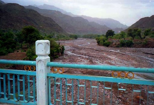 im Tal die blau lackierte chinesische Friedens-Brücke