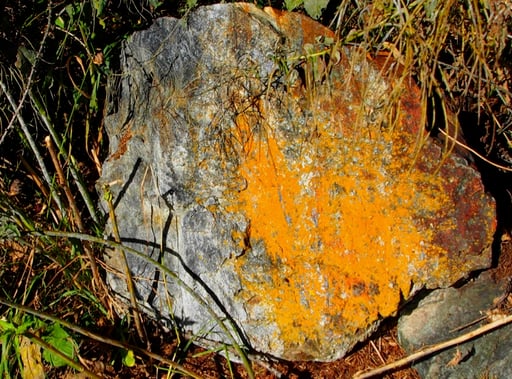 unauffällige Wegmarkierung