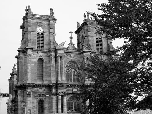 die gotische Kathedrale in Montmiral