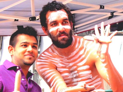 Posierungen mit Touristen, begleitet von dunklen Hörner-Klängen