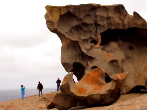fast glaubt man - vor einem Monumental-Werk Henry Moore´s zu stehen