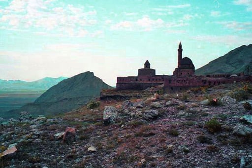 heroisch seine einmalige Lage über der Hochebene von Dougubayzit