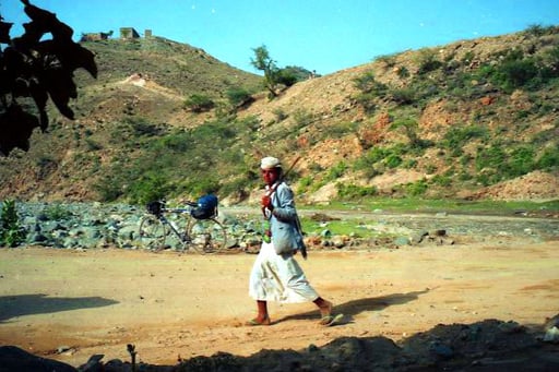 der kleine bub zeigte mir den Weg ins nächste Wadi (Fluss-Tal)