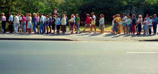 geduldig wartet man auf das Begrüssungsgeld des Westens
