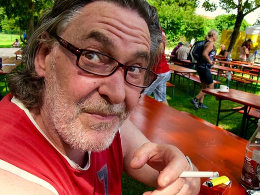 Manche blieben aber allein, vielleicht wollten sie mit Ihrer Zigarette niemanden stören