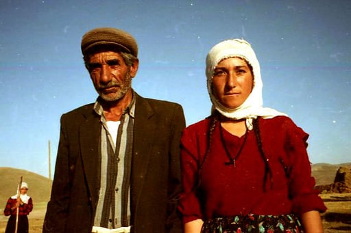 Nikos Grossvater mit seiner jungen, traurig wirkenden Frau