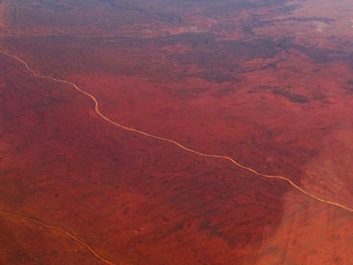 nur wenige Strassen führen durch das braune Outback