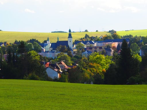wunderschöne Dörfer schmiegten sich in die Täler 