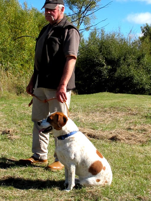 ein stolzer Farmer mit seinem aufmerksamen Pointer-Rüden
