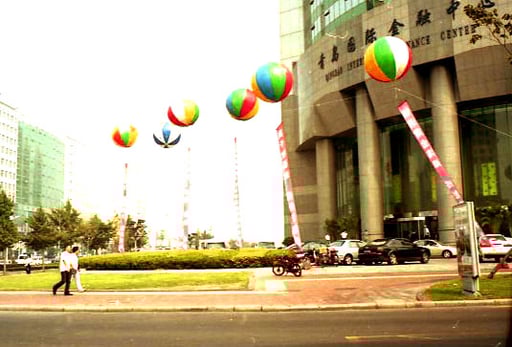 riesige Bank-Paläste gestalteten eindrucksvoll das Zentrum