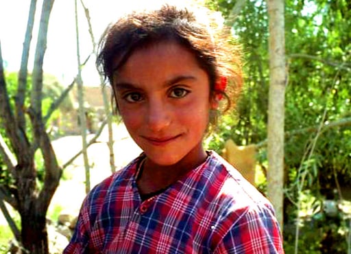 dieser Blick ernst und schon sehr bewußt