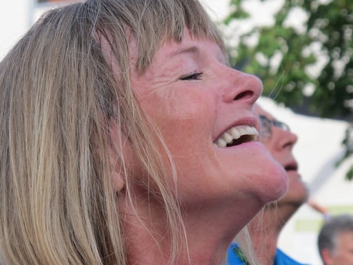 entspannt und voller Freude geht sie an den Start