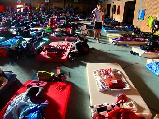 ab 6:00 Uhr früh kommt Leben in das riesige Nachtquartier