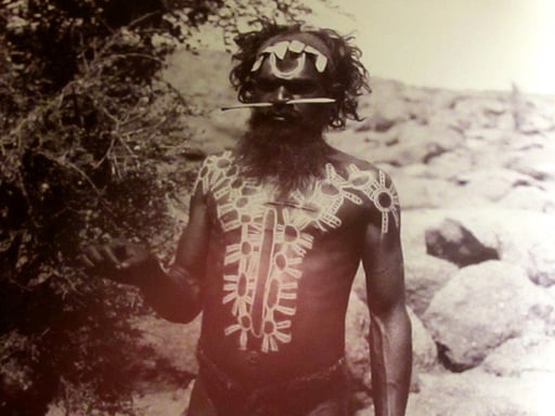 historisches Bild eines Aborigines, mit kunstvoller Körperbemalung