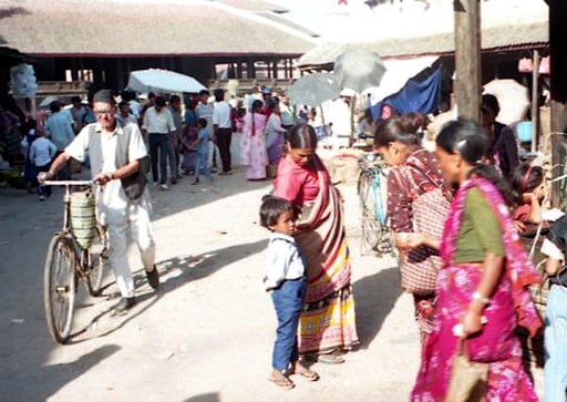 alle Frauen trugen bereits ihre Festtags-Kleidung