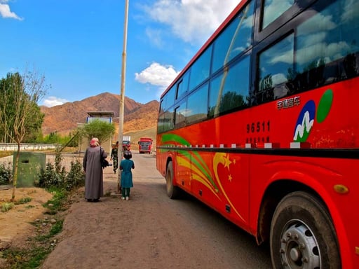 die chinesische Grenze mußte zu Fuß überquert werden - Mi Li trabte mit den Pässen hinterher