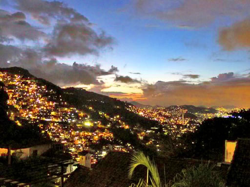 die Lichter der Favelas - die Region Rio de Janeiro zählt 23 Mio. Einwohner