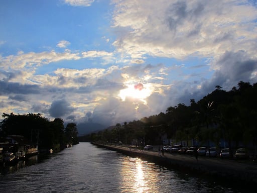 die historische Hauptstrasse von Paraty  im Abendlicht