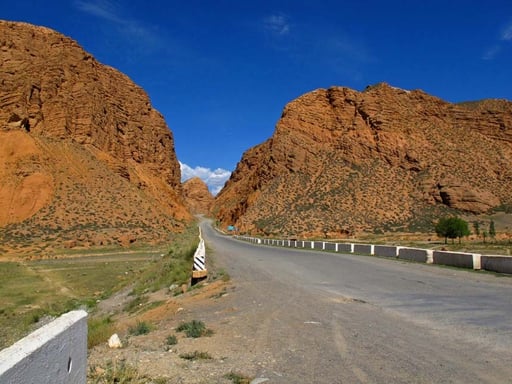 rote Gesteinsformationen entlang der Strasse - vor Naryn