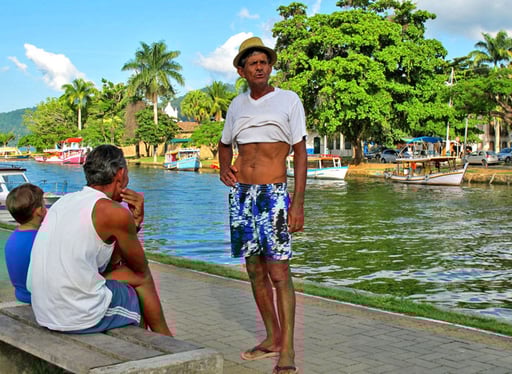 ein stolzer Bootsführer erzählt tolle Geschichten