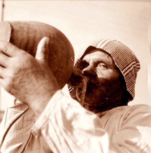 das essigsauere Wasser in Dimitri´s Krug löschte den Durst sofort