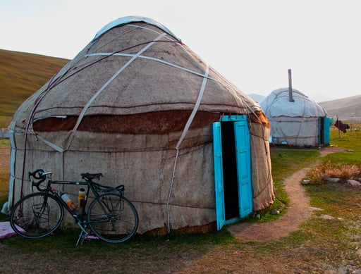 mein Rad stellte ich hinter die Jurte