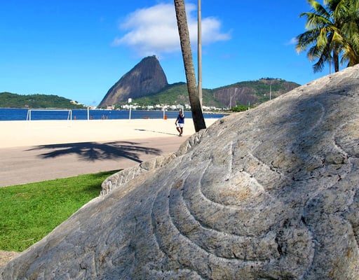 interessanter Stein mit frühen Ritz-Zeichnungen - dahinter der Zuckerhut