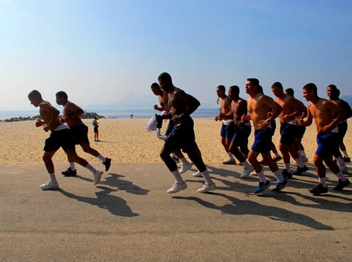 militärisch diszipliniert startete diese Gruppe ihr Lauf-Programm 