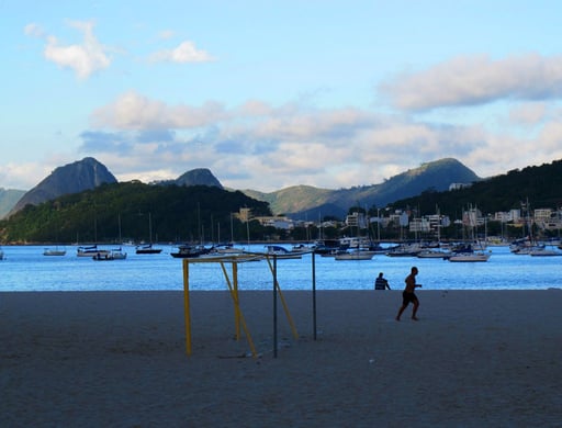 die Jogger im abendlichen Gegenlicht