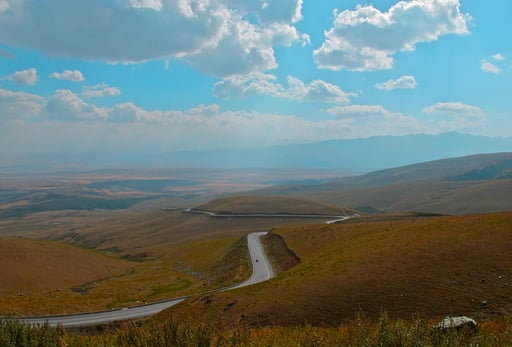 langgezogen - die Pass-Strasse hinauf zum Töö Ashbush Pass 2.564 m