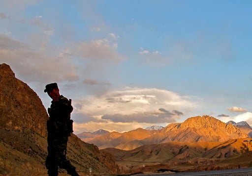 ein kirgisische Grenz-Soldat der nicht photographiert werden wollte - schade, es war ein einmaliges Motiv