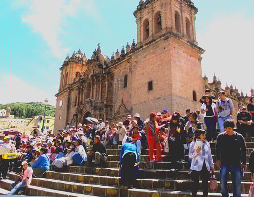 die Zuschauer vom Frühlings-Festumzug nehmen ihre Plätze ein...