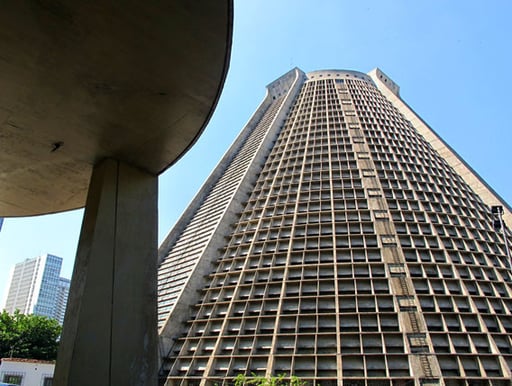 die Fassade wirkt wie eine durchbrochener Zylinder - der sich zum Himmel hin verjüngt