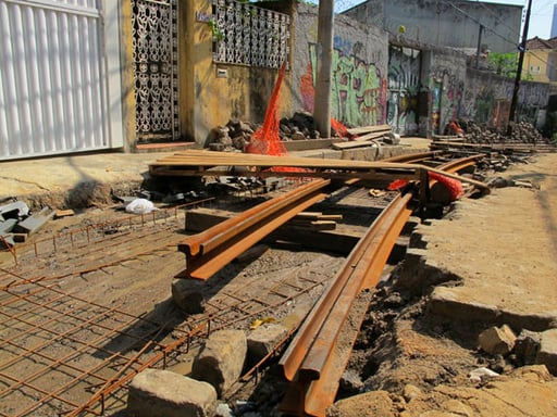 neue Schienen auf betoniertem Untergrund