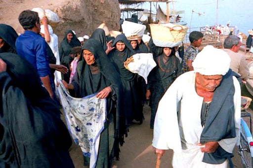 vom Einkauf zurückgekommen wird nochmals das neue Tuch bewundert