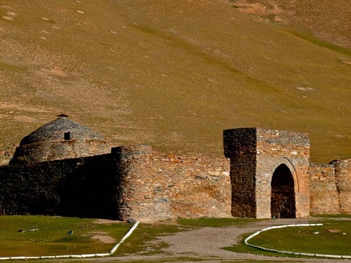 die Fassade der historischen  Karawanserei Tash-Rabat 