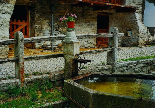 der öffentliche Brunnen- und Wasserplatz in Soglio