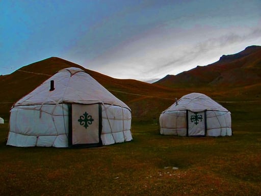 die Jurten waren schon gerichtet - ich hatte eine für mich allein