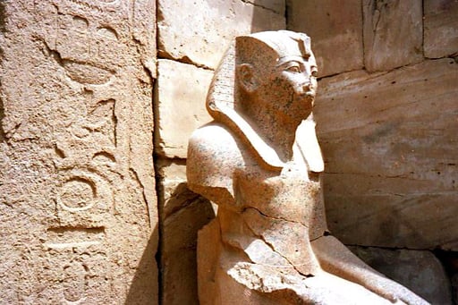 beschädigte Statue - heute eahrscheinlich in einem Museum